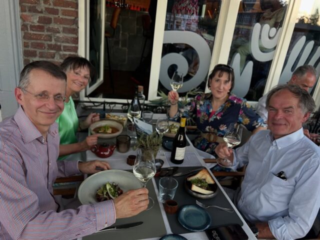 💥Alto Adige Restaurant Weeks at Zinc, Le Bon Moment in Roermond 👌
🥂with 12 wines from #AltoAdige on their special wine list, from @cantinakurtatsch @rottensteiner.wine @franzgojer.wine and @cantinaterlano 🍷
🍽️ excellent dinner and super friendly staff, we’ll definatly come back 🫶🏻
🙏🏻thanks to Michele Conte of @laurusvini and @raoulbijlmakers from @zincwinedine for the perfect team effort 👍
#altoadigewines #südtirol #südtirolerwein