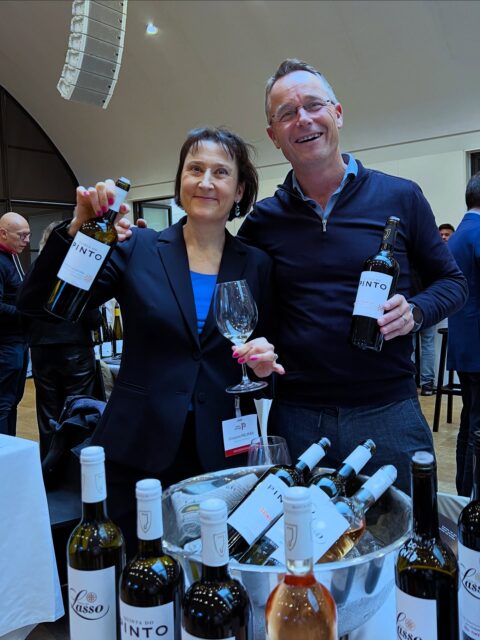 😊Always a pleasure to see Roel Helming from Ovino again and taste his wonderful selection of Portuguese wines from Quinta do Pinto 🍷
#portugal #viniportugal #portuguesewine @taste_winesofportugal_lisboa