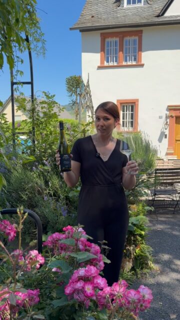 Please meet Jennifer Bindges from Weingut Bindges in Traben Trarbach in the Mosel Valley in Germany 🥂🍷

#instawine #germanwine #moselwein
